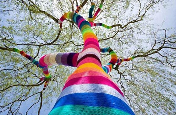 colourlovers's tweet photo. 18 Awesome Yarn bombing Examples http://t.co/colwuXYVHN http://t.co/n1DE7i2X7E