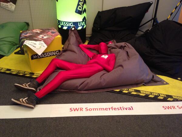 Wer sich beim #SWR Sommerfest zu sehr verausgabt hat, kann in der Lounge ausruhen