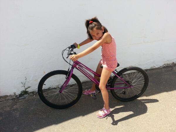 angel031009's tweet photo. Mi niña y su nueva cleta http://t.co/hI526iUWpL