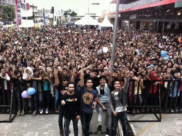 LYLAINDONESIA's tweet image. Lyla at Mandom Fair Irian Supermarket Marelan Medan..Pecaaaaaah