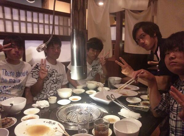 bzckssse's tweet photo. 焼肉昭之助で食い放題！時間制限のせいでカリカリしながら急いで焼きまくってる。 http://t.co/K8dHg6jm6k