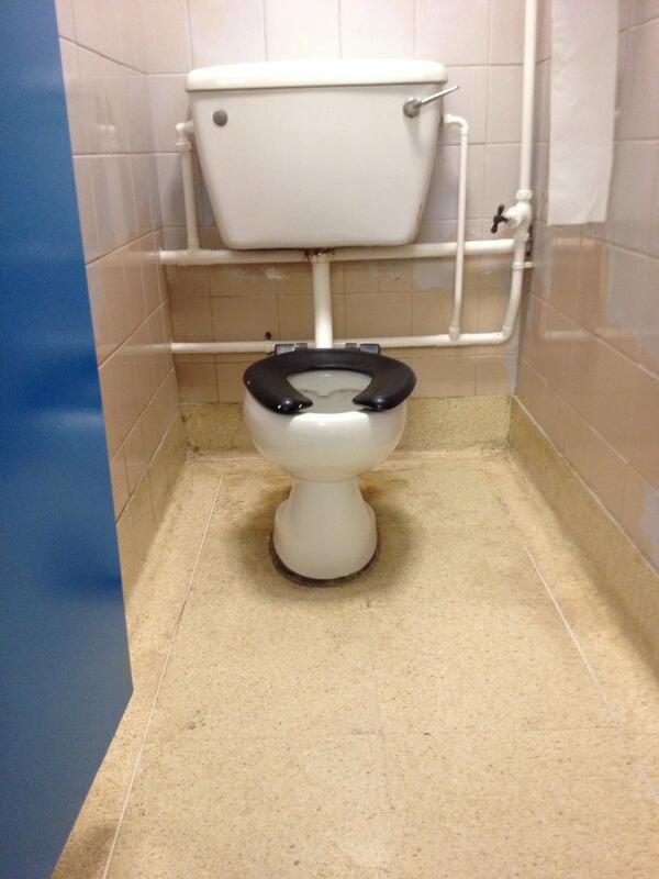aston_russell's tweet photo. A toilet for @sedgie85 http://t.co/aKoXtKhbIW