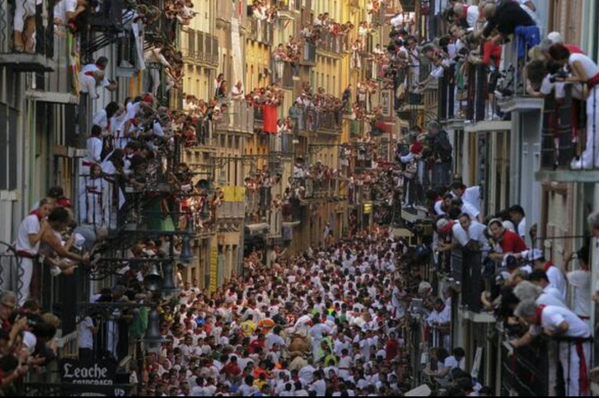 Espectacular imagen hoy de Pamplona. ¡Viva San Fermín!