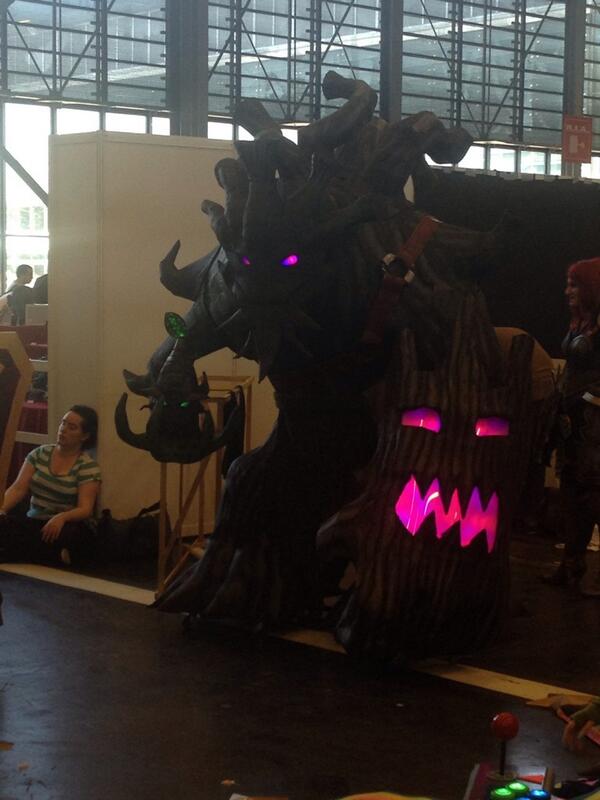 RamenParaDos's tweet image. #Cosplay de #Maokai de #leagueoflegends en #japanexpo