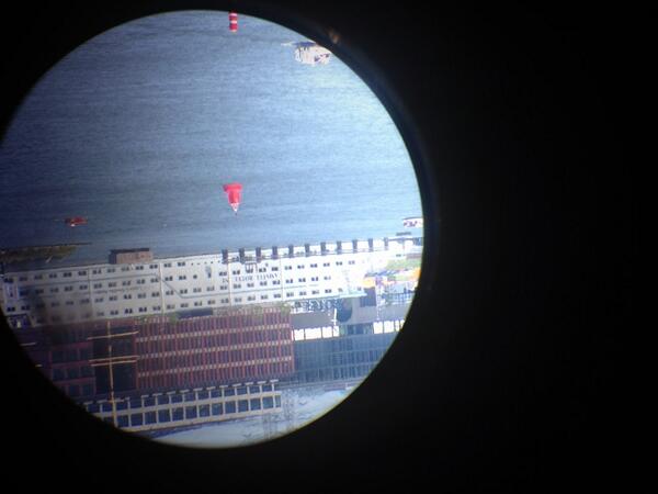 ODELiving's tweet image. Vanaf het @DoubleTreeAMSCS kijk ik door een telescoop naar een poëziekunstwerk op het Botel, van @overhetij #ODE