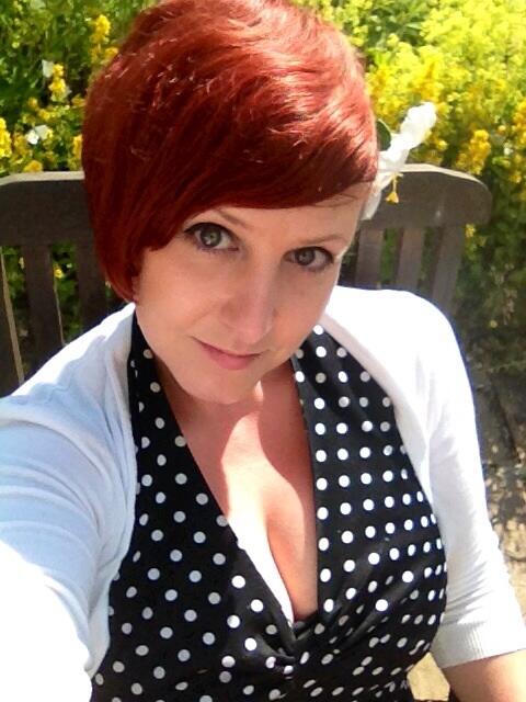 God I Love the British countryside in summer! #Bignaturals #Busty #Pinup #Redhead http://t.co/0imLrV