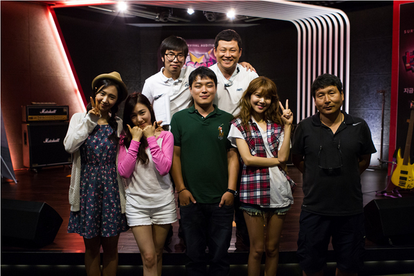 [PHOTO] Yuri, Tiffany, Sooyoung &amp; the staffs Behind-The-Scene picture (cr; NB at daum cafe)