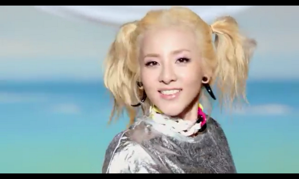 Q_CHA_S's tweet photo. อายุ30หรอฮะ!!!ดัล #FallingInLoveWith2NE1 http://t.co/dkPQW3fSQE