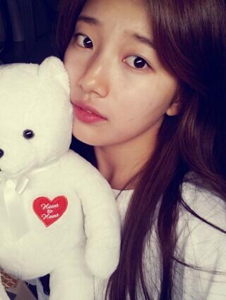 Suzy's tweet photo. 안으면 콩닥콩닥 거리는 심장뛰는 하트베어 래요!
판매 수익금 전액이 국내외 심장병 아동수술비로 지원된다고 해요
여러분도 많이 사랑해주세요 !
귀여운 인형도 구입하고 
심장병 어린이도 돕고! http://t.co/uDzlZ50ft3