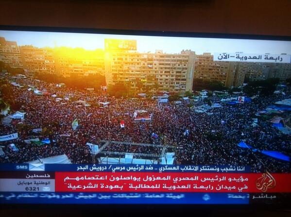 LoveLiberty's tweet photo. هذا المشهد المهيب في ميدان رابعة العدوية يراها العالم كله إلا المتصهينون؛ إلا قناة العربية ومن لف لفها!
#مصر
#مرسي http://t.co/8fKxXyLIQd
