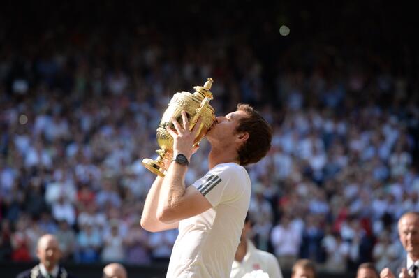 First kiss. #Wimbledon #Murray #mensfinal #allinforAndy