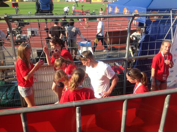 sportstudio's tweet photo. Doppelchampion Julian Reus mit seinen Fans #LADM #dm2013 http://t.co/nZttU2N2Eo