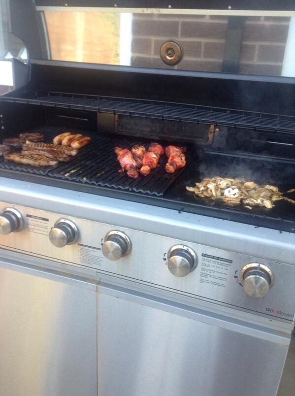 Dee_Taylor13's tweet image. Look what I'm missing out on #bbq #goingwork 😁🍗🍖