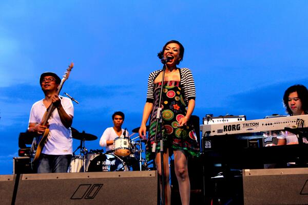 post2deny's tweet photo. Syaharani, me likeyRT @jimbajazz: Disco time with R2 @jazzy_syaharani  :) #Jimbaranbayjazzfestival2013 http://t.co/7o1MhKCqGl