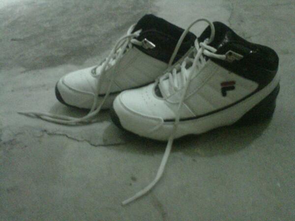 carlitosdany's tweet photo. Mis zapatos de basq http://t.co/ta7VPOmrDL