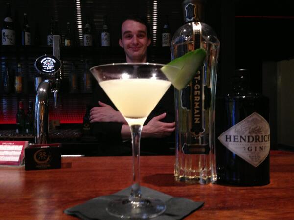 当店自慢のバーテンダーと
今週のカクテル
Strange Ways Martini
Elder Flowerという夕暮れの夏をイメージさせるような香りのリキュールを使っています。#cockctail