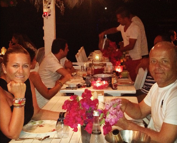 editodergi's tweet photo. Derya Acar ezeli ve ebedi kankası Sinan Durmaz ile Bodrum Mimoza'da.  Afiyet olsun @deryaacar http://t.co/xURJtcDtOi