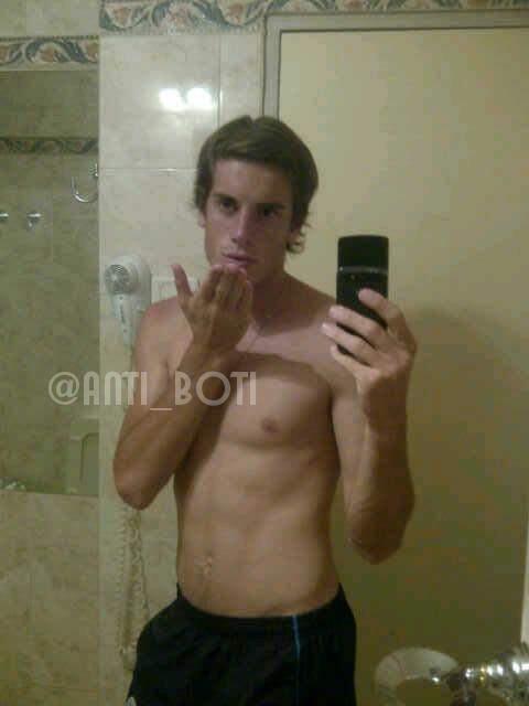 Gordosastre's tweet image. "@anti_boti: Un besito tierno del jugador de #Belgrano Lucas Melano a todas las #Botis.. http://t.co/zpRakAM3PD"@pablocavagioni