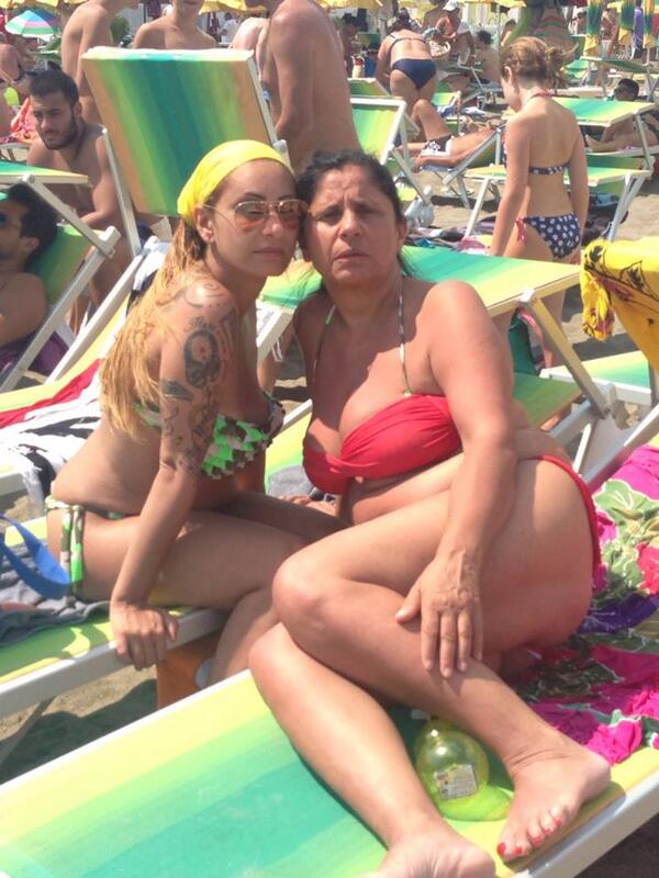 veronicarosso1's tweet photo. chi chiaveresti gabriella o maria posizioni e il posto dove scopare http://t.co/IsMuthZ2N1