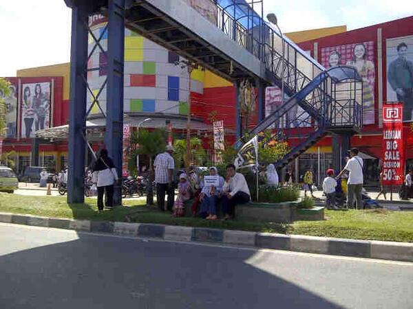 sinarosotweet's tweet photo. #freezemobPKS kmrn di Lintas Timur Pkl Kerinci @PKS_Pelalawan @markarius_anwar @abi_ahsa @Fathurjustice @relawanPKS http://t.co/Nwm6jvPDBE