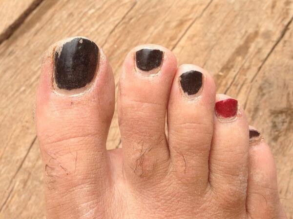 JuniperBar's tweet photo. My toes at hard work http://t.co/XrDfvFoKy0