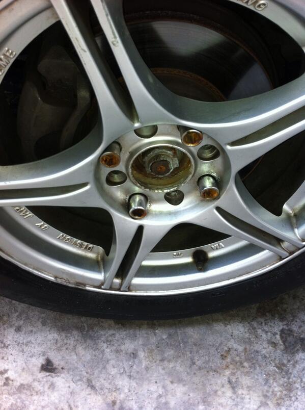 O_Oorlando's tweet image. Malditas bazofias ojalá agua entre las manos se les haga el dinero que consigan con la venta de mis copas #Emputado