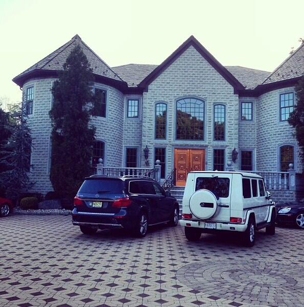 just_abitch's tweet photo. In graduation to my best friend for movie in her new house @Tiffany_Ronnies http://t.co/QjXtJ2n2V4