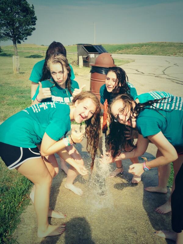 _hnevans's tweet photo. what we do when we have 4 more hours on a bus w/ no AC, &amp; it's 102 degrees outside. @that_buffa_gurl @spring_sierra http://t.co/AKJsW4BJHy