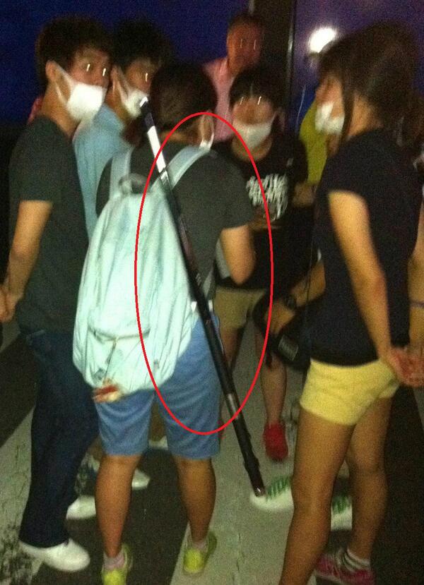 crefresh's tweet image. 7월 6일 밤 3000명 가량 모여든 촛불시위 서울광장에선 현재 통진당원 또는 한총련 학생들로 보이는 폭도들이 마스크 쓰고 대기중이다. 평화시위라고 주장하는 통진당원의 등에는 기다란 쇠파이프를 착용하고 있다