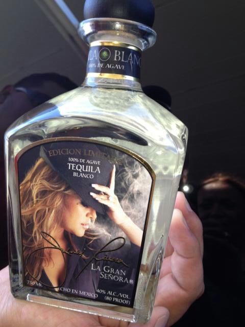 JenniRiveraClub's tweet photo. #TequilaLaGranSenora edicion limitada Aun no esta a la venta. Les anunciaremos cuando este, http://t.co/heCPw7Oxlf