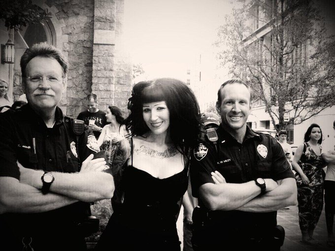 Making friends with Jacksonville's finest! http://t.co/ou4yb2412Z<a href="/tag/datebait"class="tags"><span>#datebait</span></a>