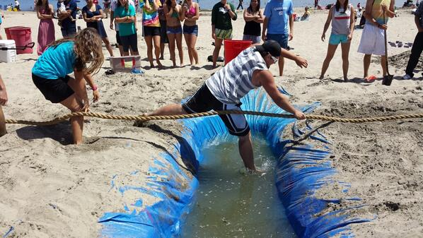 SantaCruz_SP's tweet photo. Nothing beats outreach on the beach #TugOfWar #Solarium #SCSP13 http://t.co/d0qEOVN03y