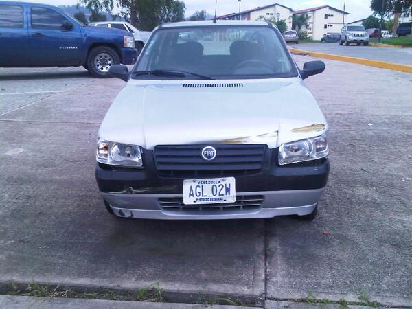 RamosFpaca's tweet photo. vehículo Fiat uno gris AGL-02W abandonado + de 8 meses Bosque valle tazón caracas http://t.co/TmGFHixNR6