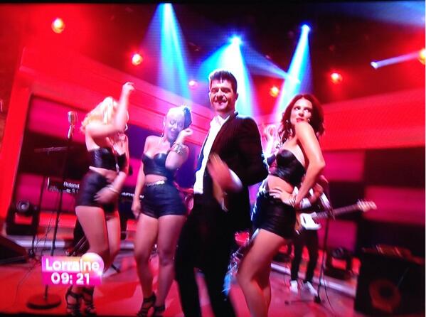 TwinnieMusic's tweet photo. Twinnie was fab performing with @robinthicke just now on ITV1 😀 http://t.co/IgQzg1ATD3