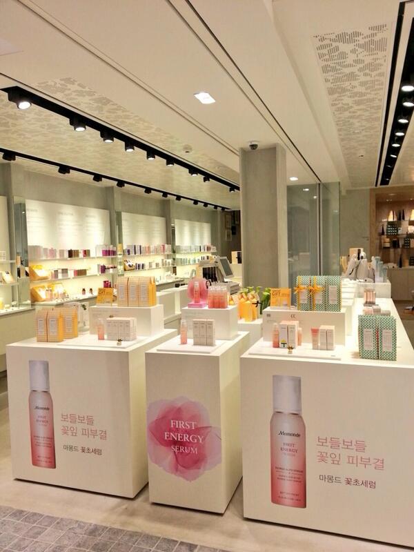 명동 마몽드 플래그쉽 스토어! 깔끔하고 세련된 스토어에 감각적인 패키지들까지 눈이 즐거워서 기분이 마구 좋아짐:) 명동가면 꼭 놀러가서 보세요!!