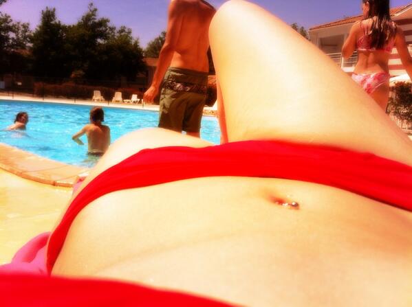 devil_heartless's tweet photo. @xLauralee_ #PiscineTime #summertime #BronzageTime http://t.co/BOr27NmKVB