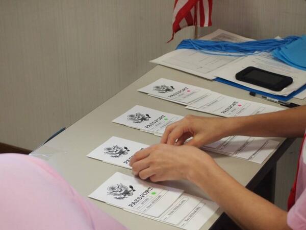 3StarsEnglish's tweet photo. アメリカの大学生から手渡される…
パスポート…
キャー可愛いヾ(＠⌒ー⌒＠)ノ
子どもは絶対嬉しいですよね❤ http://t.co/Vsb0GyRDIV