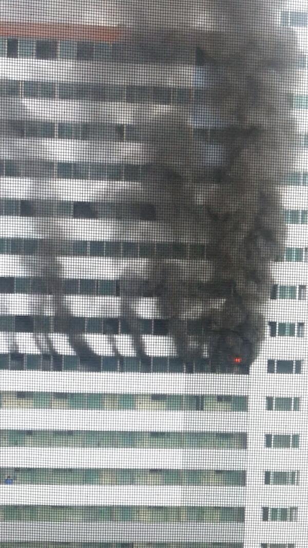 어제 아파트 앞동에 불난모습 유리깨지는 소리에 베란다서 내다보니 이런모습 무섭게 연기나고 불이 번져갔다 소방차출동은 약 10분후 다행히 다친사람은 없다는데 원인은 모르겠다 세종시 두진아파트 102동