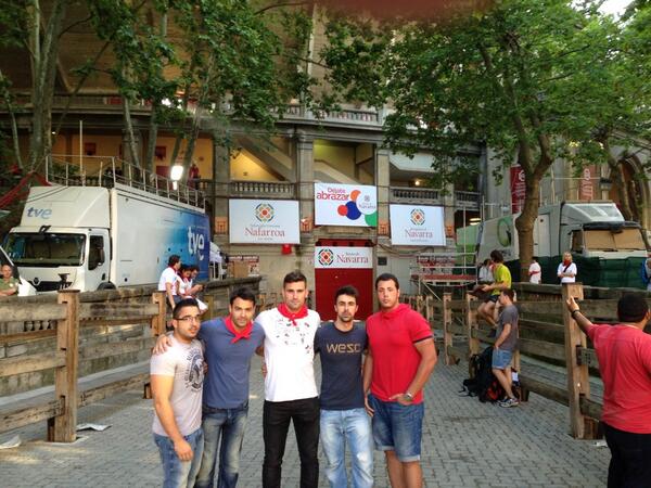 alexjmadj's tweet photo. @hlmorte26 @Mariopola87  noche por Pamplona en los encierros de san Fermín http://t.co/G7pXd1zxPh