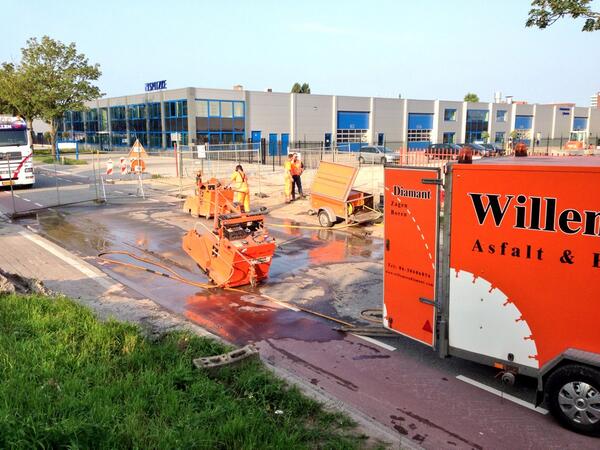 Willemsen Infra BV plaatst "hondenhok" over hoofdriolering 900mm in De Meern. #riool