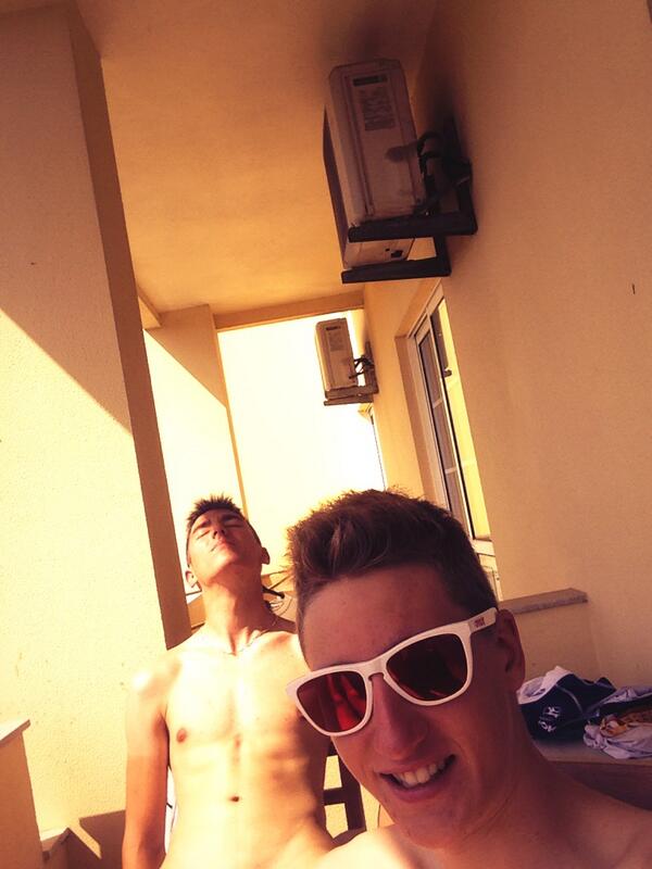 _Corentin_'s tweet photo. Petite séance de bronzage avec mon Vin ´z
#VeilleDeCourse #Detente #Portugal http://t.co/y67pKcYjhP
