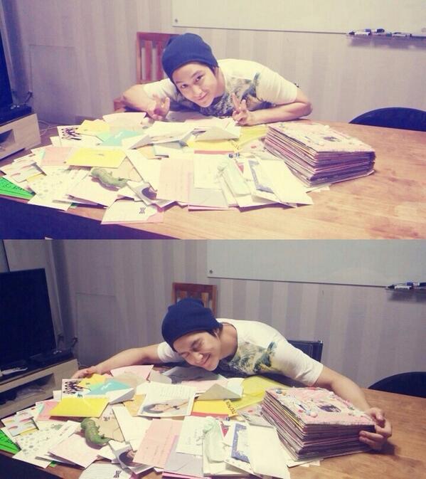 Actorkimbeom's tweet photo. 생일 축하 해주신 국내 해외 모든 팬 ��러분들께 진심으로 감사드립니다. 편지를 읽는데만 행복한 몇 시간을 보냈습니다. ^^ 힘든 촬영 중에 너무나 큰 힘이 돼요. 감사하고 또 사랑합니다! http://t.co/HjE5x56b86