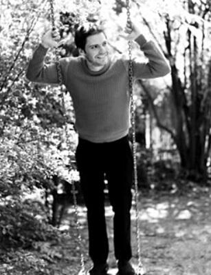 DanielBruhlAll's tweet photo. Daniel Brühl en un columpio, cual canario. La afición secreta de balancearse. http://t.co/bUbkCnBZFO