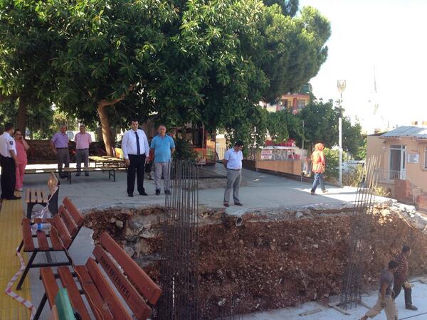 celal_aytekin's tweet photo. İlce kaymakamımız sn@mesutyakuta ve başhekim Abdullah hoca hastahanenin yeni yapılacak acil inşaatın da incelemede http://t.co/jCTOONizCc