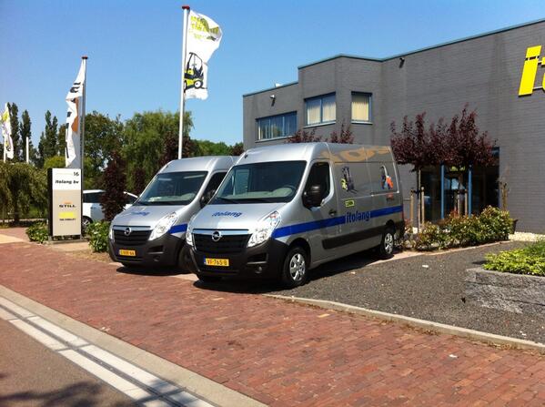 Zojuist de nieuwe #Opel bus in ontvangst genomen van @BroekhuisAutos. Wij wensen Dick veel veilige kilometers toe!