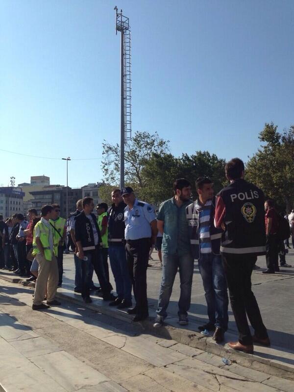 140journos's tweet photo. 17:41 Gezi Parkı'na giriş tekrar yasaklandı. via @Gu1fem http://t.co/5no4Jo4Eg9