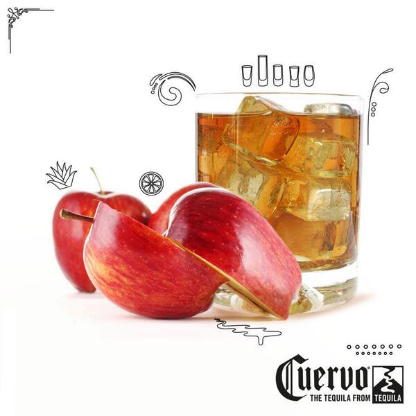 Coctel Cuervo Manzana: 30 ml de Cuervo Gold, 40 ml de jugo de manzana, 11 ml de jugo de limón y manzana para decorar.