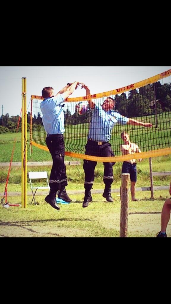 AsmundAukrust's tweet photo. Takk til @opsnbuskerud for fine dager på #aufsommer. De skapte trygghet på leir og storspilte i volleyball! :) http://t.co/kryOv74E1c