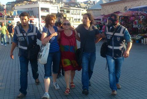 TaksimPlatformu's tweet photo. TMMOB, Mimarlar Odasından Mücella Yapıcı ve Akif Burak Atlar gözaltına alındı... http://t.co/uYNTnFfuGP