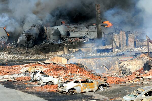 p_vaillancourt's tweet image. Photo exclusive de TC Media d'Éric Beaupré prise dans le périmètre de sécurité de #LacMégantic #apocalyspe